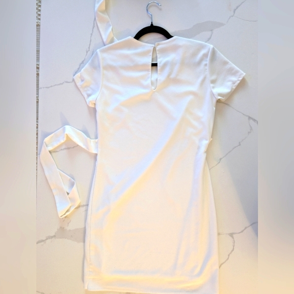 Lulus little white dress front belt - Picture 4 of 5